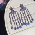 Nahaufnahme von exquisiten violetten Zirkon-Kronleuchter-Ohrringen auf Ständer - Wassertropfen Blumen Quasten Stil (39#)
