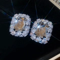 Vue détaillée de boucles d'oreilles carrées en cristal avec éclat brillant. - Style Halo Carré (87#) / Argent