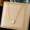 Vue macro détaillée du pendentif papillon doré étincelant serti de cristaux brillants - Collier Papillon Strass Pavé Acier Inoxydable Or (N4189)