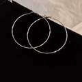 Dettaglio ravvicinato di grandi orecchini a cerchio martellati argento su velluto - Perno in Argento Stile Texture Martellata Argento (15#) / 6cm / Argento