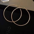 Große minimalistische goldene Creolen für Damen auf einer schwarzen Luxus-Schmuckbox - Silber Ohrringpfosten (6#) / Durchmesser 60mm / Gold