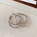 Eleganti orecchini a cerchio doppi in argento con un anello testurizzato e liscio - 102# Perno in Argento - Argento - Tondo