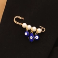 Broche de imperdible dorado con cuatro perlas blancas y colgantes de ojos azules en tela - Oro-Perla Blanca-Doble Ojo Redondo Mano Azul