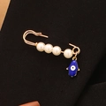 Spilla Mano di Fatima dorata con quattro perle bianche e un ciondolo Occhio Blu - Oro-Perla Bianca-Mano Di Fatima Singola