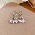 Dettaglio ravvicinato di graziosi orecchini a ciliegia con cuore rosa e cristalli - Hoop Style (11) / Argento-Rosa