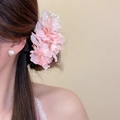 Vue détaillée d'une pince à cheveux élégante en fleur de tissu rose avec perles sur un modèle - Pince à Cheveux (50#) / 1 Pièce / Rose