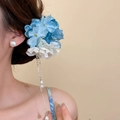 Pince à cheveux à fleurs en tissu bleu et blanc avec glands perlés sur modèle - Pince (48#) / 1 Pièce / Bleu