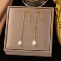 Élégantes boucles d'oreilles pendantes en acier doré 18 carats avec perles blanches - Boucles d'Oreilles en Perles Artificielles Ondulations (EHG305) / Or