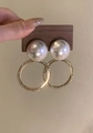 Elegantes pendientes de aro dorados con perlas grandes y detalles de cristal. - Aguja de plata / Oro-Blanco