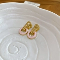 Close-up van goudkleurige oorknopjes met roze emaille ringen en fonkelende zirkoniasteentjes - 48# Gouden Strass Holle Roze Emaille Ring Oorbellen