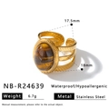 Detailansicht Gold-Edelstahlring mit ovalem Tigerauge-Stein und strukturierter Ringschiene - Einstellbar Offen / Tigerauge-Textur-Stil (NB-R24639)