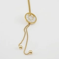 Primer plano de collar largo de acero inoxidable dorado con colgante circular de diamantes - Estilo Redondo Hueco (ZG216)