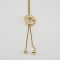 Primer plano de un elegante collar de acero dorado con colgante de anillo y cristales - Estilo Circular Hueco (ZG221)