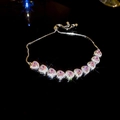 Vista detallada de una pulsera ajustable con brillantes piedras rosas en forma de corazón. - Estilo 9# Plateado Rosa Corazón