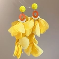 Boucles d'oreilles pendantes fleurs en tissu jaune avec anneau en résine orange et perles. - Aiguille Argentée N° 56 - Jaune