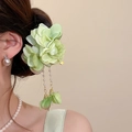Vue détaillée de la pince à cheveux fleur en tissu vert clair avec perles élégantes - Pince à Cheveux (56#) / 1 Pièce / Vert
