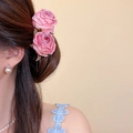 Détail de barrettes à fleurs en tissu rose délicat coiffées sur un chignon de femme - Pince à Cheveux (55#) / 1 Pièce / Rose Vert