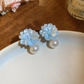 Eleganti orecchini a lobo a fiore blu chiaro con pendenti in perle bianche da donna - Stile 47 (Perno in Argento)