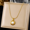 Gros plan d'un collier en acier inoxydable doré avec un pendentif perle ronde - Collier Chaîne Serpent Pendentif Rond Perle Artificielle (N4193)