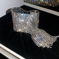 Vue détaillée d'un bracelet à pampilles en strass étincelant sur velours noir profond - Style 12 Bracelet