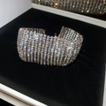 Gros plan d'un luxueux bracelet manchette large avec plusieurs rangées de strass étincelants - Style 15 Bracelet