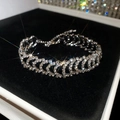 Gros plan détaillé d'un bracelet étincelant avec strass pour femme dans une boîte - 18# Bracelet