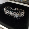 Détail exquis en gros plan d'un bracelet à maillons ovales en strass étincelants - 20# Bracelet
