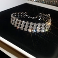 Détail en gros plan montrant les cristaux étincelants de ce bracelet de strass argenté élégant - Style 17 Bracelet