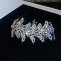 Vue détaillée d'un bracelet étincelant orné de strass sur un fond de velours noir - 28# Bracelet