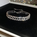 Élégant bracelet grillagé à plusieurs rangées de strass argentés sur présentoir en velours noir - 11# Bracelet