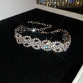 Bracelet en strass argenté étincelant avec motif ondulé sur un fond de velours noir - 21# Bracelet