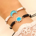 Vista de pulseras tejidas de sol y luna con dije de esmalte azul puestas en la muñeca - Estilo Trenzado de Esmalte Azul Sol y Luna (4126)