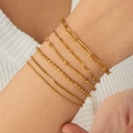 Sechsteiliges Set goldener Armbänder mit Büroklammer-, Perlen- und Schlangenkettendesign - Gold Armband Sechser-Set Layered (B2099)