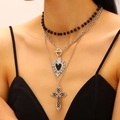 Collier gothique à trois rangs avec perles noires, pendentif cœur et breloque croix - Style Rétro Trois Couches (9018)