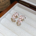 Elegante Franse retro oorbellen met roze emaille bloemen en parels in doosje - 42# Zilveren Halve Ring Drie Roze Emaille Parelbloem Oorbellen