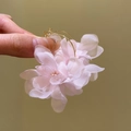 Boucles d'oreilles créoles bohèmes avec fleurs en tissu rose et finition dorée brillante - Style de Fleur à Créole Dorée (21#) / Rose