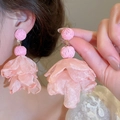 Gros plan de boucles d'oreilles bohèmes en fleurs de tissu rose aux pétales délicats - 13# Rose Tige d'argent