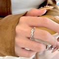 Minimalistischer geometrischer Ring mit funkelnden blauen Zirkonen in edlem Silber - Silber Wellenförmiger Rhombus (25#) / Silber Blau