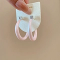 Eleganti orecchini a cerchio rosa con zirconi scintillanti su una scheda per gioielli bianca - 36# Orecchini a Cerchio con Trama Cremosa in Strass Rosa