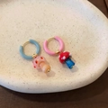 Detalle de pendientes de aro de hongo asimétricos sobre un plato de cerámica blanca. - Estilo de Seta Asimétrico (HE31778) / Multicolor Macarrón
