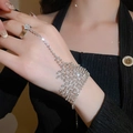 Gros plan détaillé d'une élégante bague bracelet intégrée en strass argentés sur un modèle - 46# Bracelet