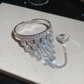 Nahaufnahme des silbernen Strass-Ring-Armbands mit funkelnden Quasten-Details. - Vollständig Strass Quaste Handkette Armband (55#) / Silber