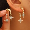 Detailweergave van elegante gouden ster-oorstokjes met zirkonia steentjes op het oor - Micro-Ingelegde Achthoekige Ster (ai-Stijl 1) / 14K Lichtgoud