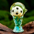 Détail macro du porte-clés trophée de football en acrylique avec spirale bleue - Bleu