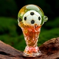 Détail macro du porte-clés trophée de football en acrylique avec étoiles et dégradé - Rose