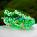 Vue détaillée du porte-clés chaussure de foot en acrylique vert avec paillettes colorées - Vert