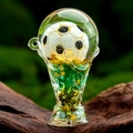 Vue macro du porte-clés trophée coupe du monde en acrylique avec paillettes et mini ballon - Vert