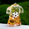 Dettaglio macro del portachiavi a maglia di calcio in acrilico con paillettes e liquido - Rosa