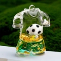 Dettaglio macro del portachiavi da calcio in acrilico con mini pallina e glitter dorati - Verde