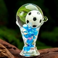 Vue détaillée du porte-clés trophée en acrylique avec liquide bleu flottant et football - Bleu